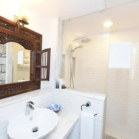 Taraça Romantik Oda ve Kahvaltı 2*