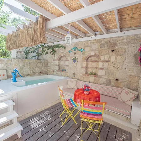 Taraça Romantik Oda ve Kahvaltı Alaçatı